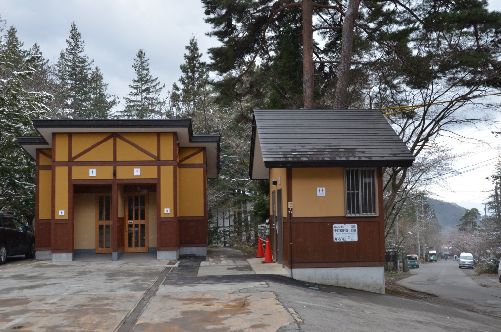 parking-and-bathroom-kanbayashi-snow-monkey-park