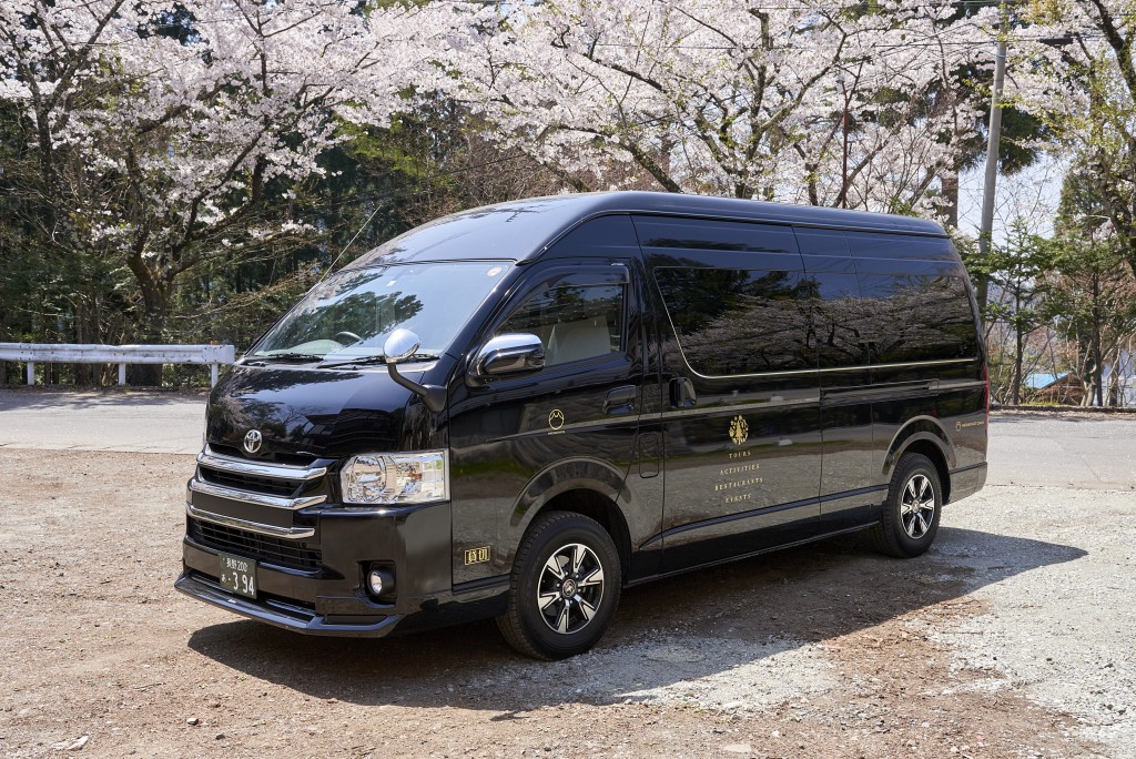 smr-vehicles-bus-charter-hiace