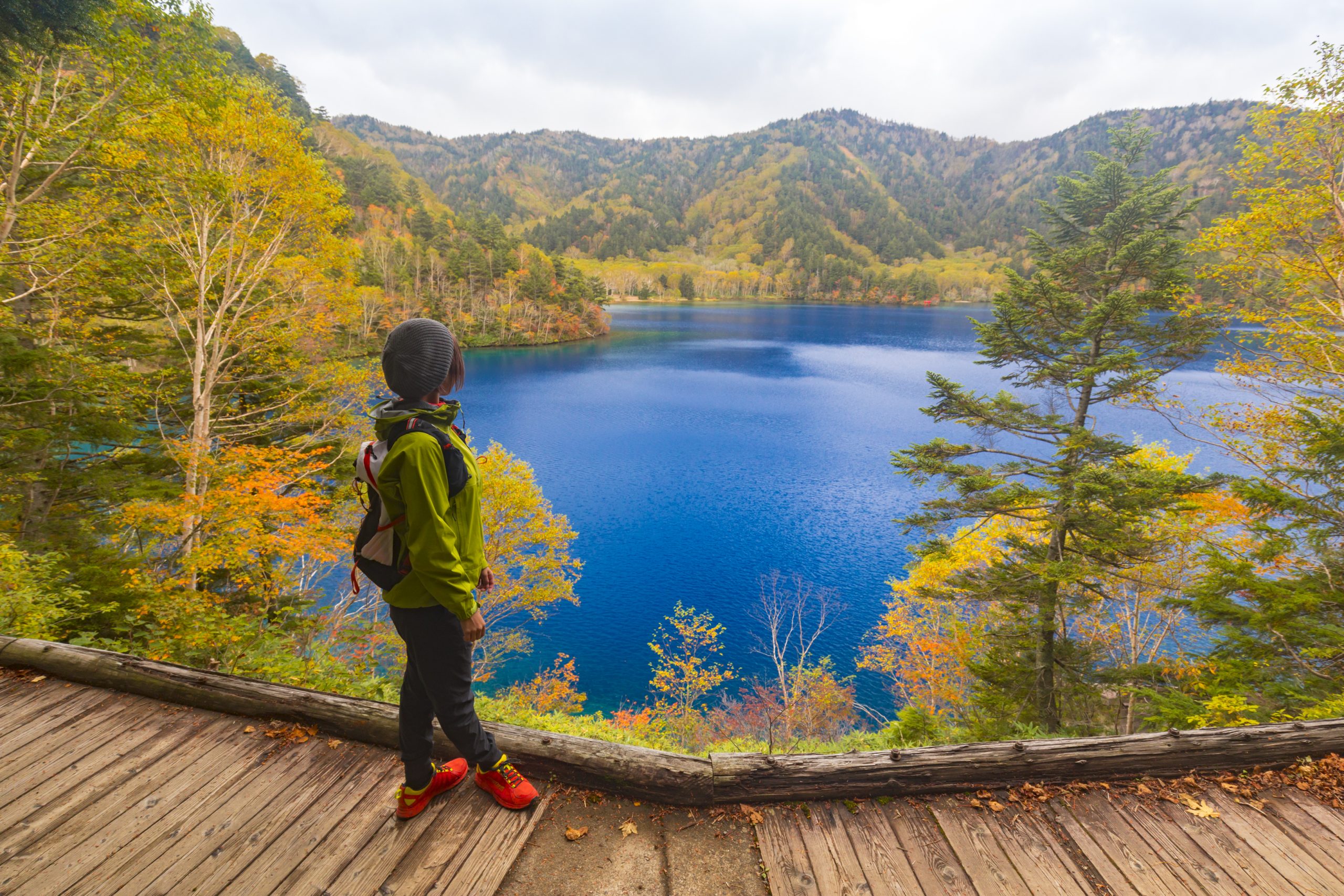 shiga-kogen-autumn-leaves-trail-Lake-Onuma