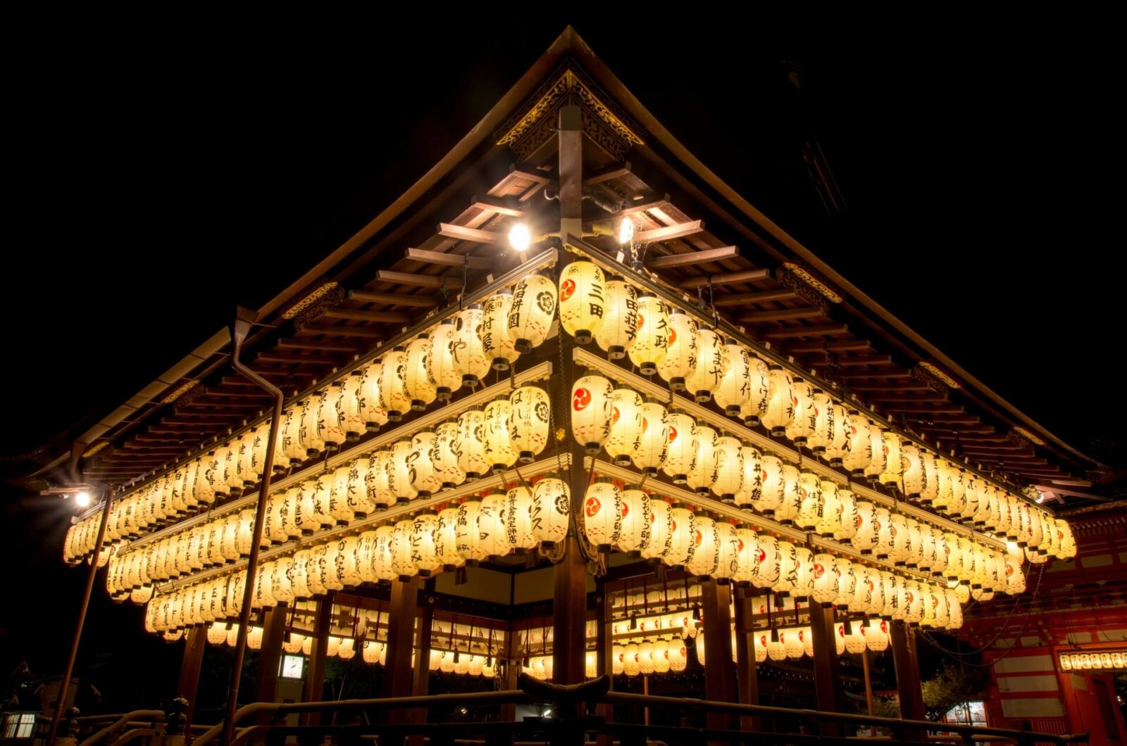 大阪的40件事在清水寺步行约20分钟的范围内,经过东山地区的八坂神社