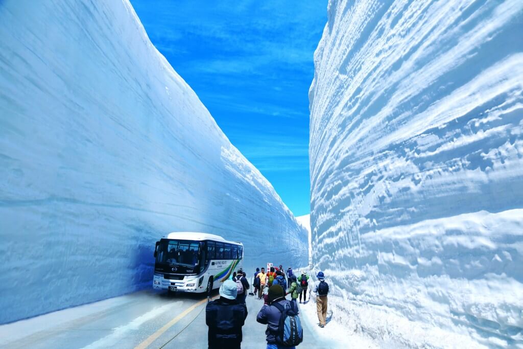 tateyama-kurobe-snow-walls