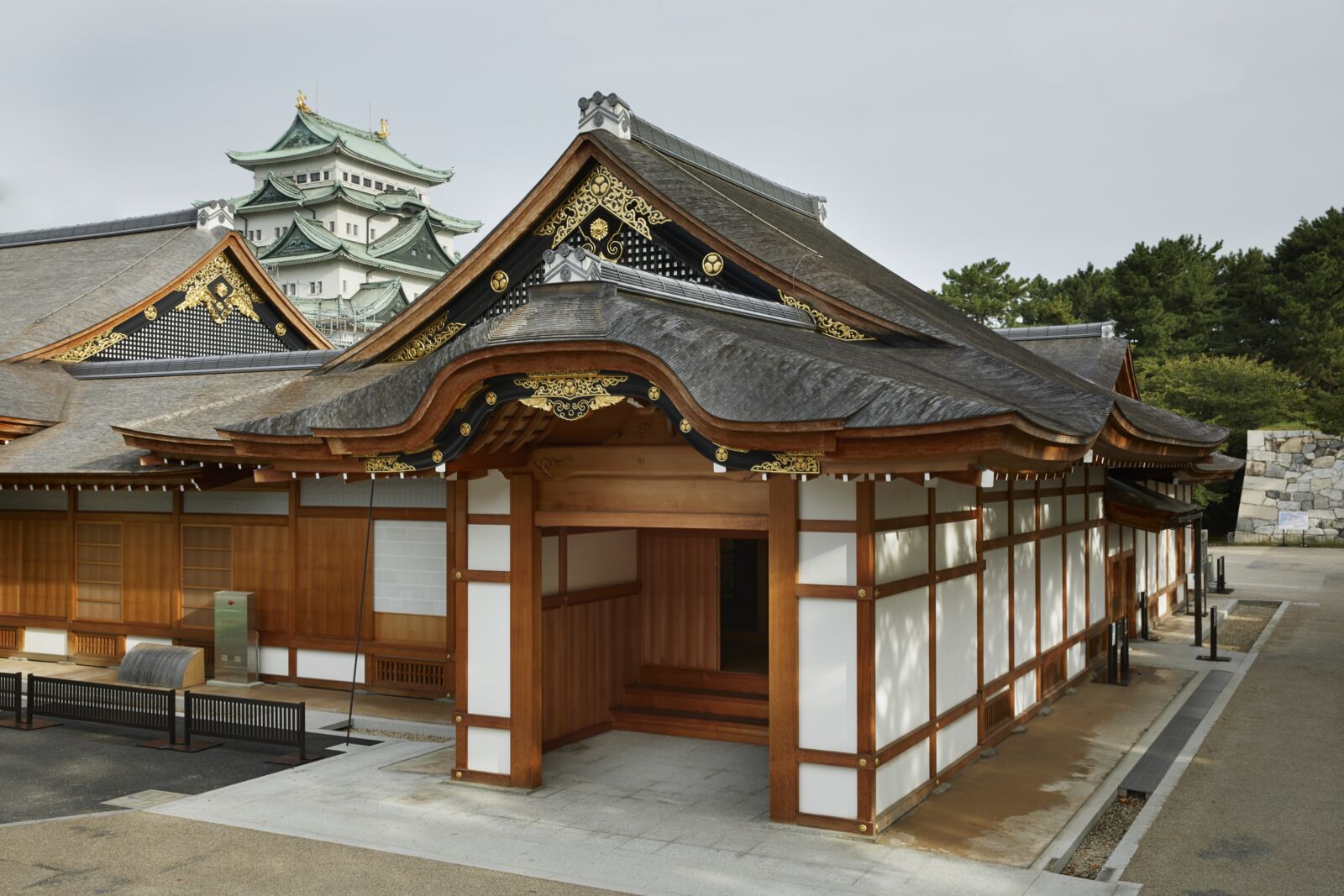 The entrance to Honmaru Palace
