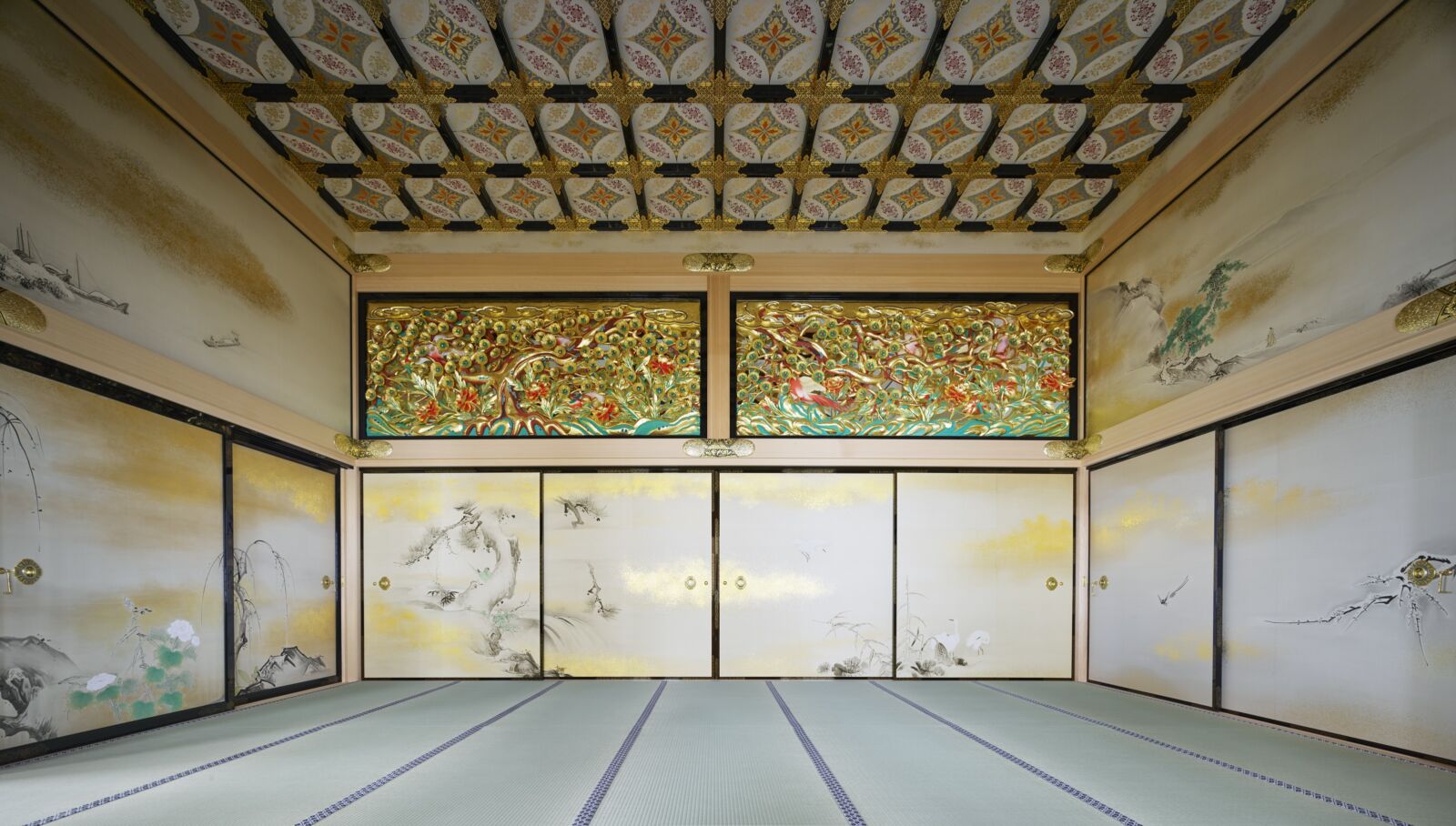 elaborate decorations at Honmaru palace