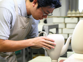 在名古屋一日游中，您可以看到则武工匠将陶瓷变为现实。