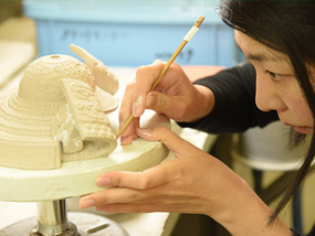 当您观看工匠制作精美的陶瓷时，英语导游将向您解释则武的历史。