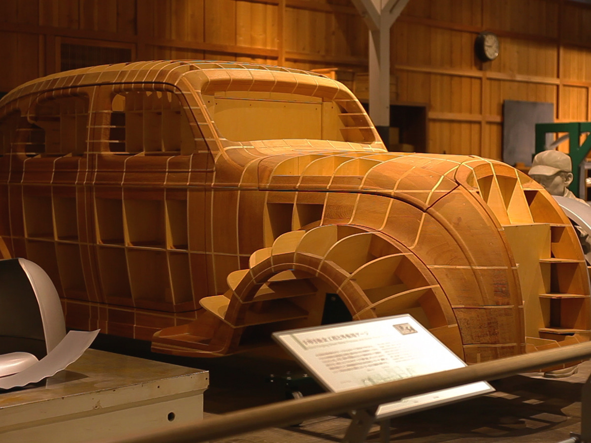 Compare how Toyota used to make vehicles with the automated machinery it uses today.