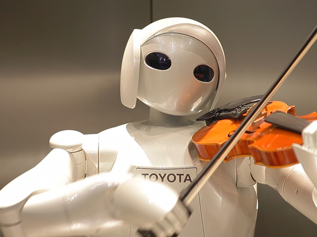 在丰田博物馆的导览游中与机器人管弦乐队见面