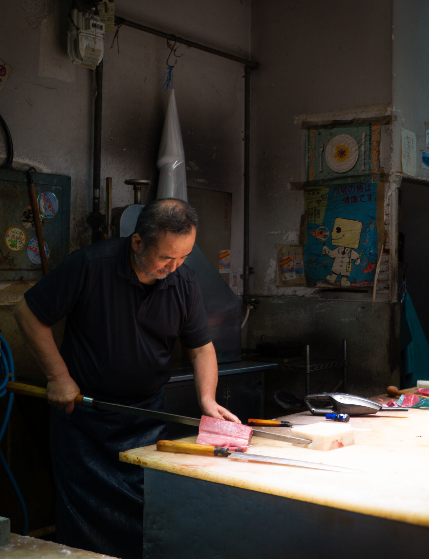 A fish monger in Nagoya slices tuna with a long sword