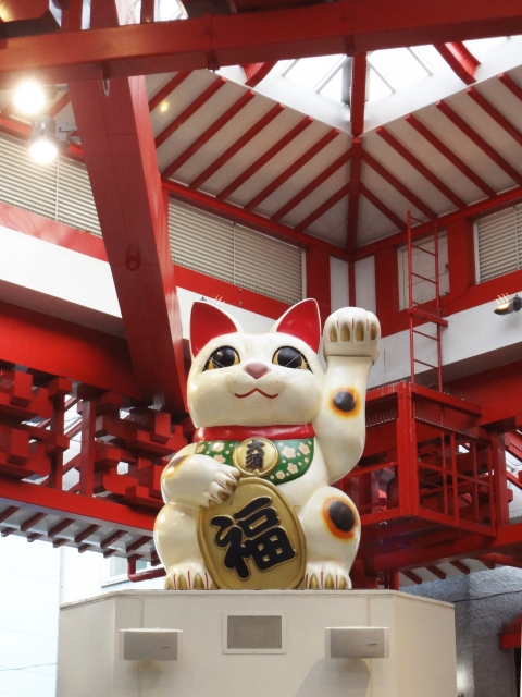 a lucky cat welcomes shoppers in Osu