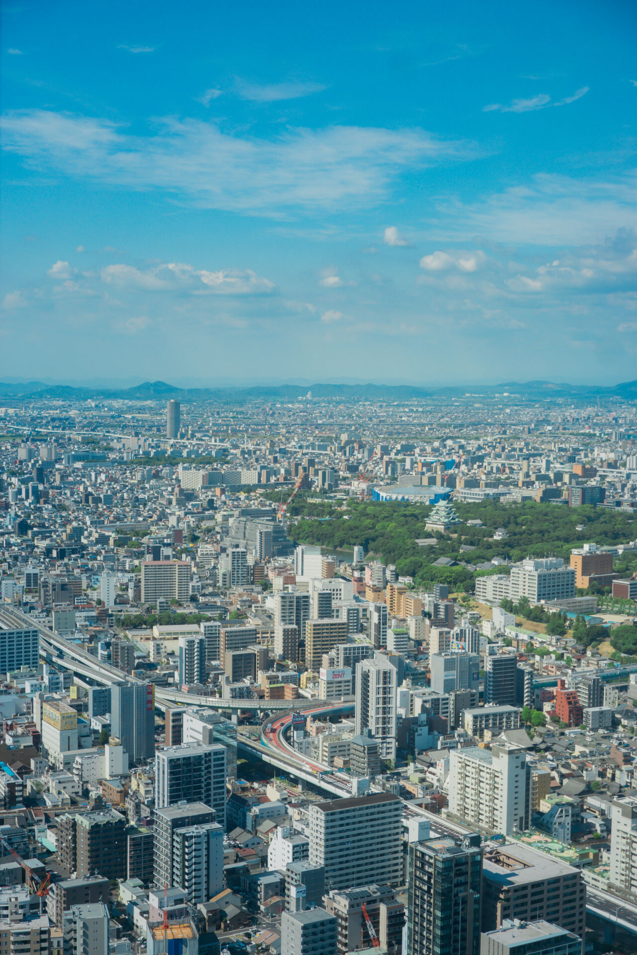 凝视下方的城市，寻找名古屋城等著名地标。