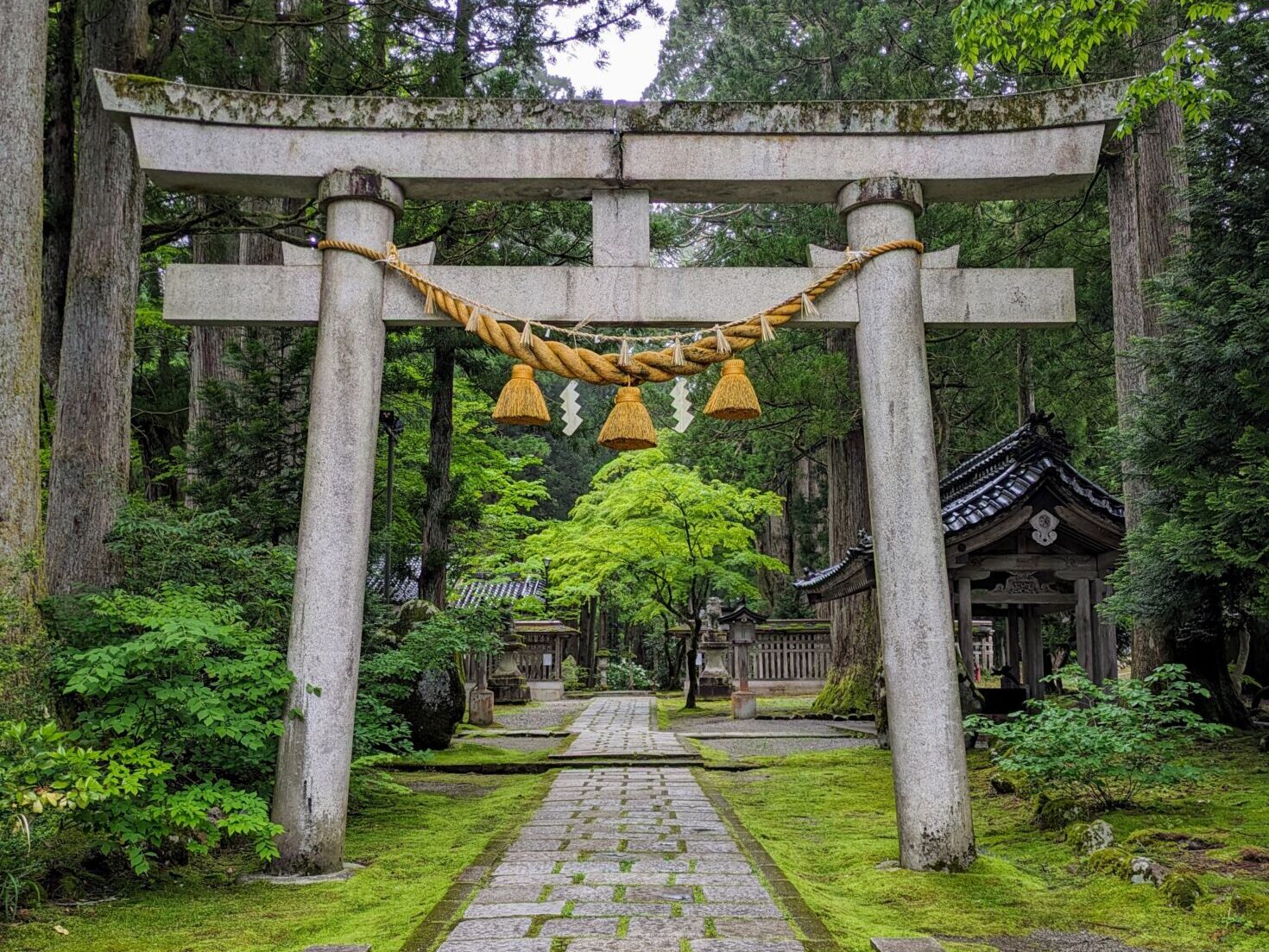 tateyama-kurobe-alpine-route-ashikuraji-oyama-shrine